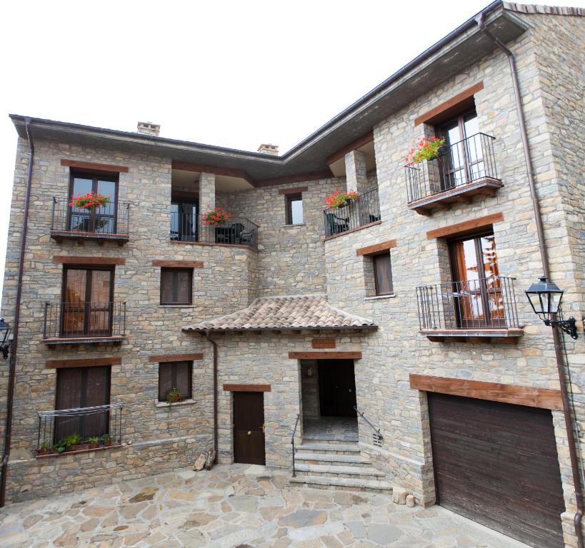 un grande edificio in mattoni con finestre e balconi di El Balcon de Roda a Roda de Isábena