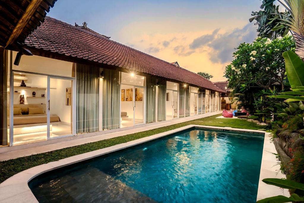 水明漾‎的住宿－Villa Baik Baik by BaliSuperHost，房屋前游泳池的图像