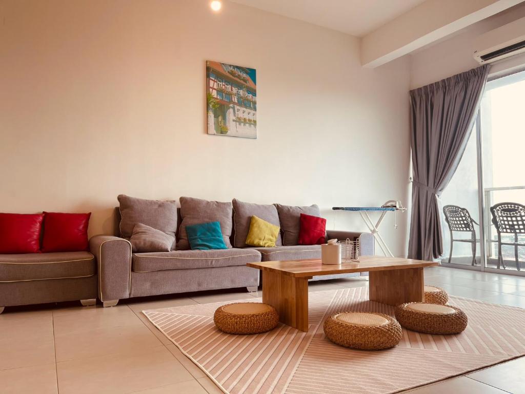 sala de estar con sofá y mesa en Hot Picks SmartTV Netflix Seaview Homestay Sekinchan, en Sekinchan