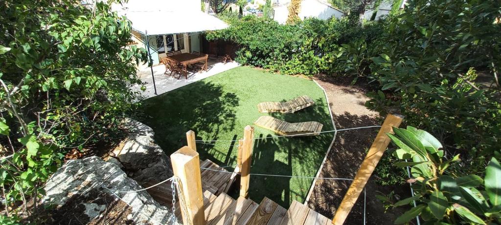 une vue aérienne sur une cour avec une clôture dans l'établissement Village Pont Royal en Provence - maeva Home - Maison de charme climatisée 4 pièces 8 personnes - Sélection - super Home MAE-7694, à Mallemort