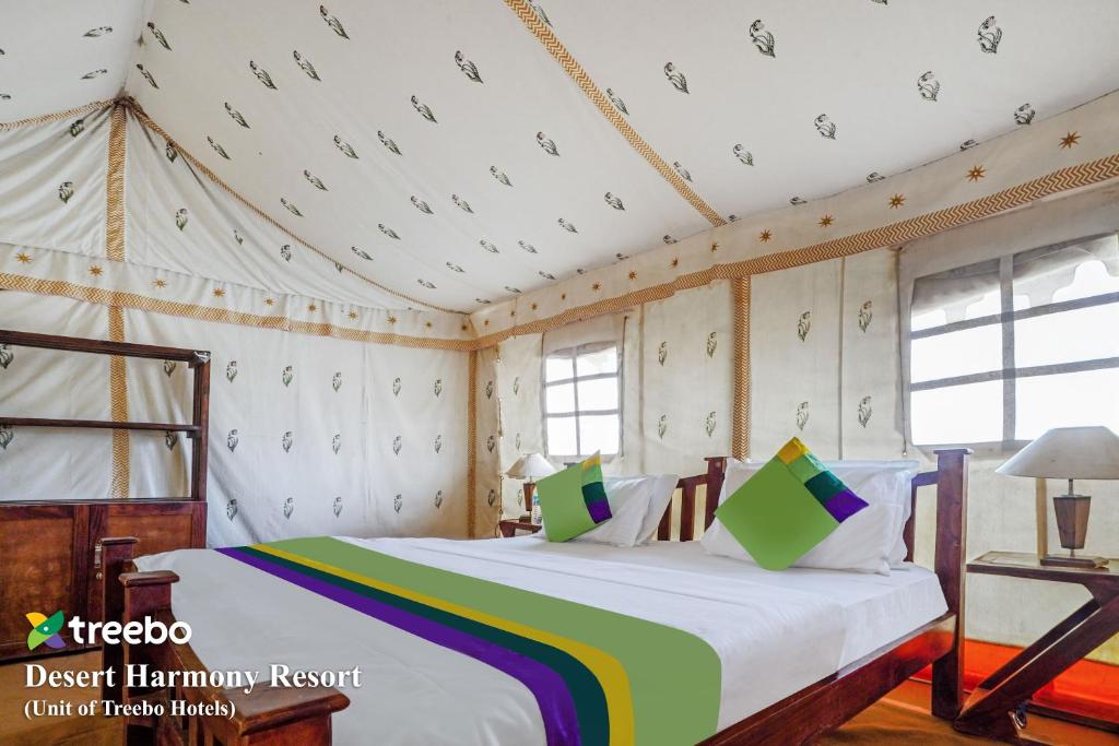 Treebo Trend Desert Harmony Resort في Sām: غرفة نوم بسرير في خيمة