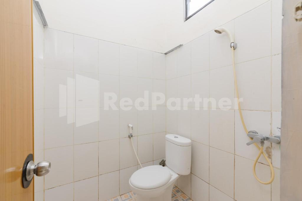 Koupelna v ubytování Pondok Cimanggu Syariah Mitra RedDoorz