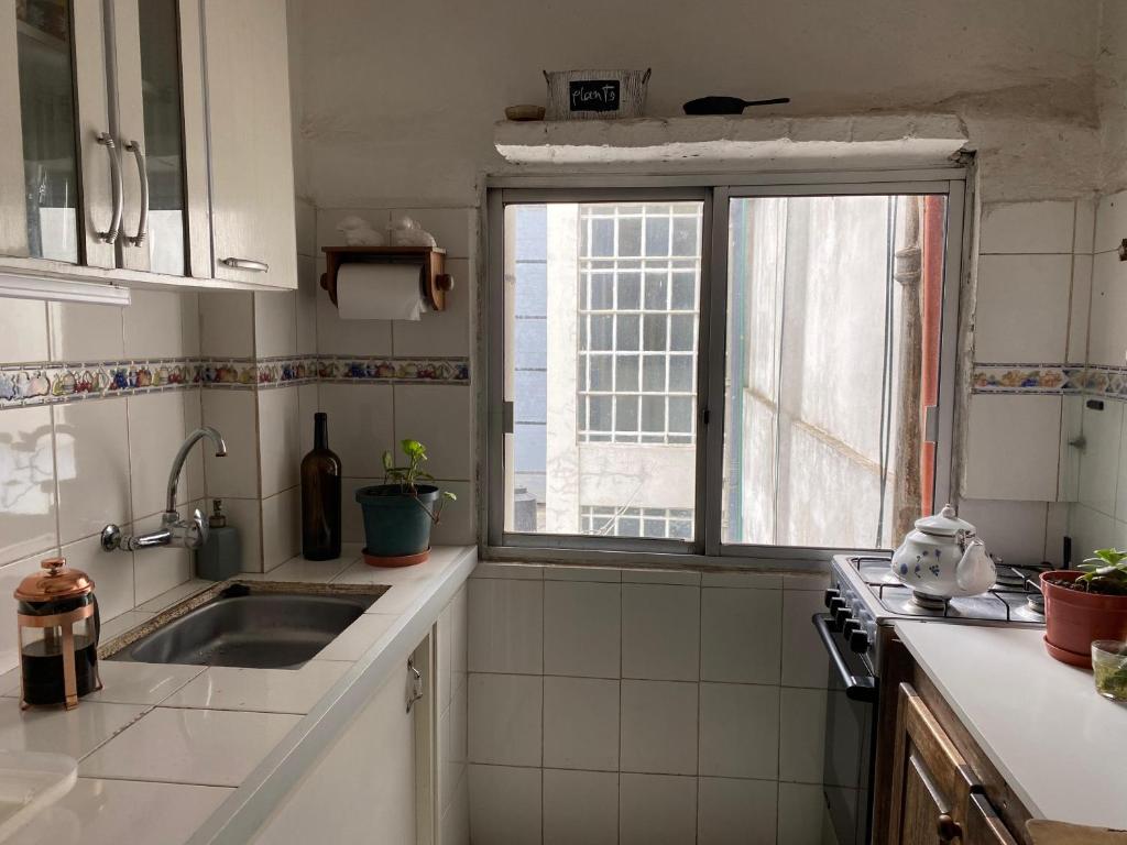 a small kitchen with a sink and a window at Edificio Quijano in Montevideo
