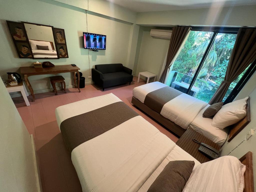 TV a/nebo společenská místnost v ubytování A Hotel Budget