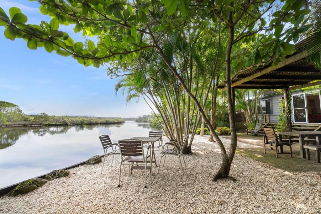 d'une table et de chaises avec vue sur la rivière. dans l'établissement A Perfect Stay - Aluna, à Byron Bay