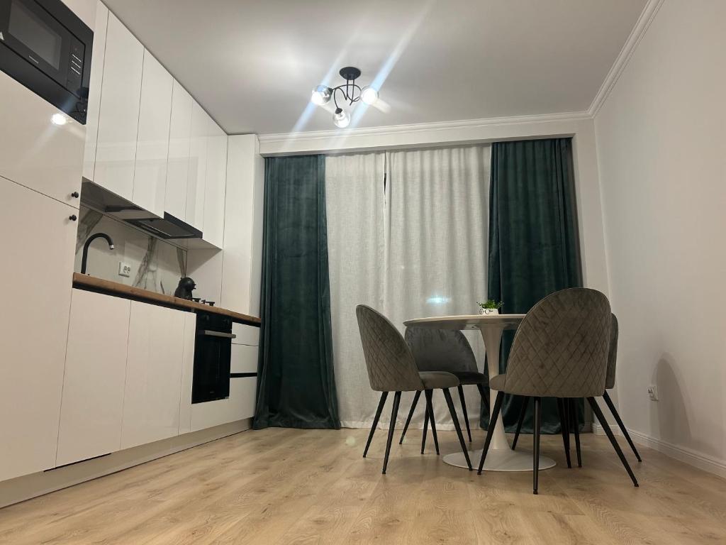 een eetkamer met een tafel en stoelen bij Apartamente Cluj in Floreşti