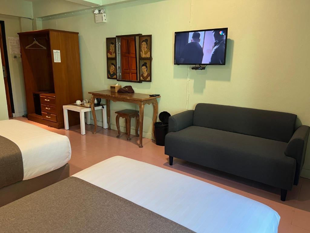 TV a/nebo společenská místnost v ubytování A Hotel Budget