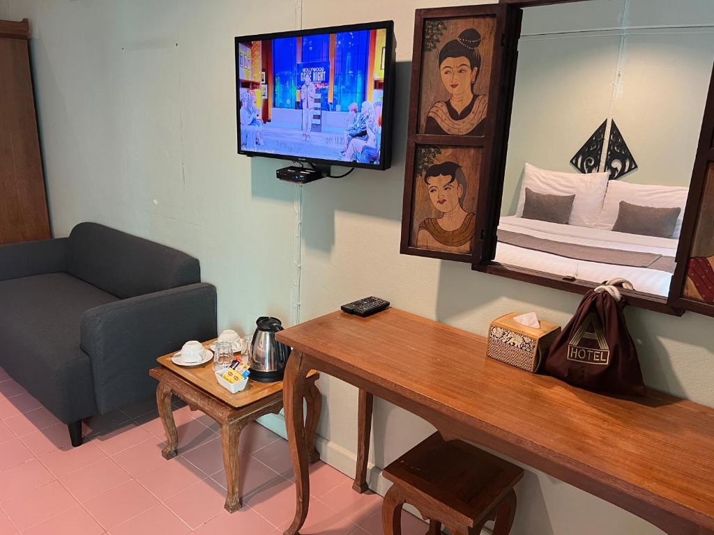 TV a/nebo společenská místnost v ubytování A Hotel Budget