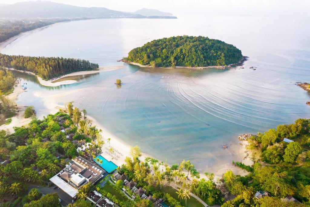 een luchtzicht op een eiland in een waterlichaam bij Anantara Layan Phuket Resort in Layan Beach