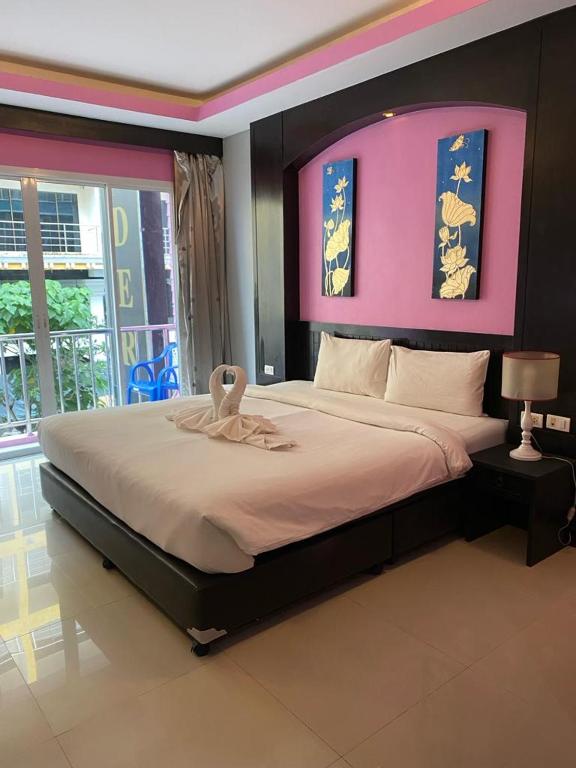 Postel nebo postele na pokoji v ubytování New Lavender Hotel Patong