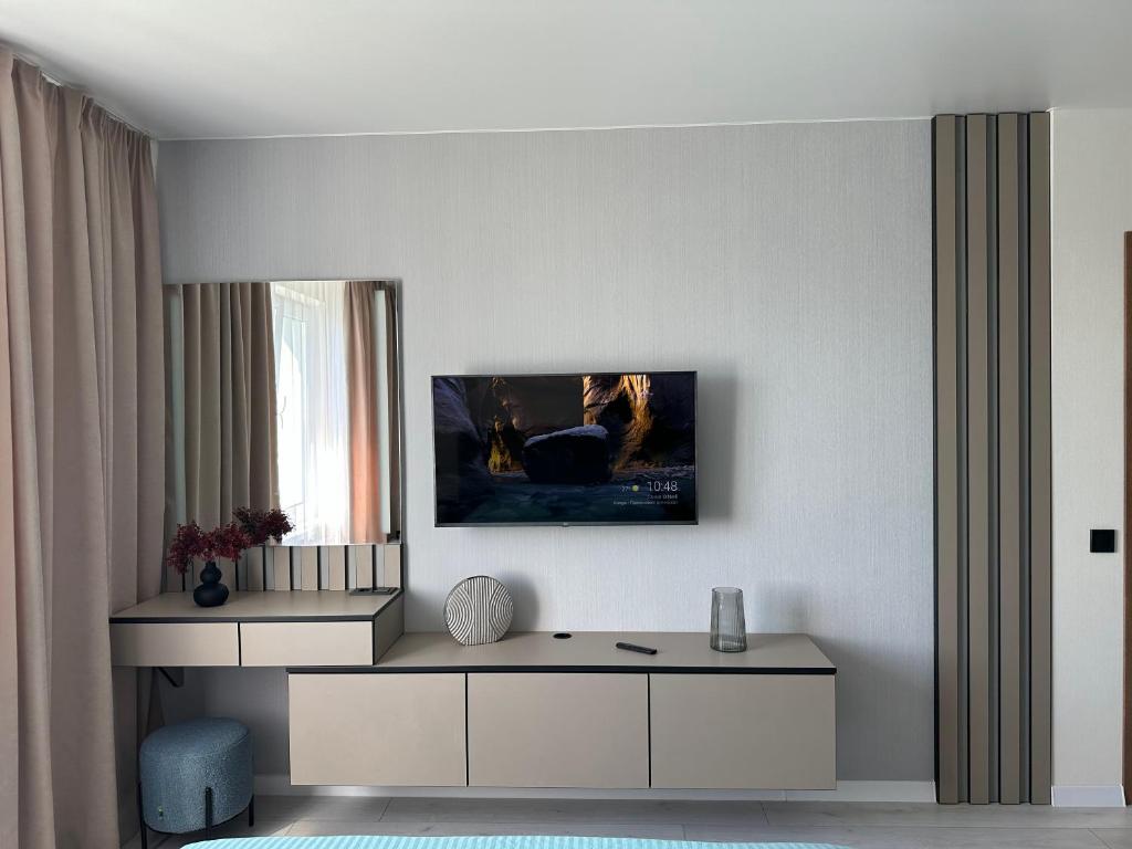 基輔的住宿－Квартира з неймовірним краєвидом，客厅的墙上配有电视
