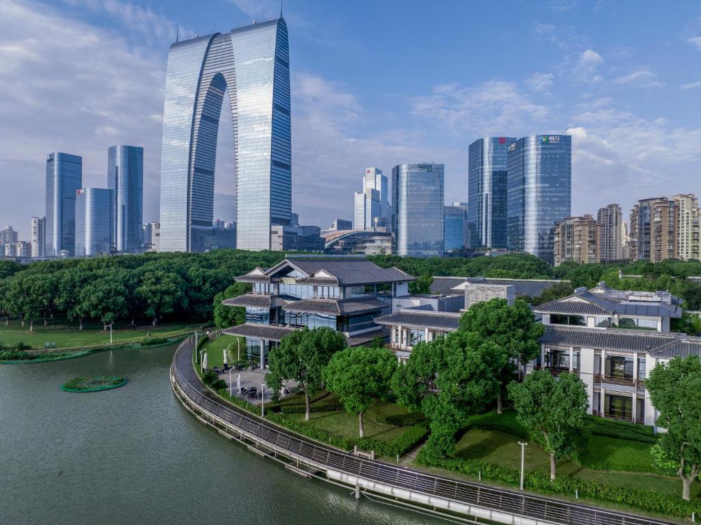 Tonino Lamborghini Hotel Suzhou في سوتشو: اطلالة على مدينة بها نهر ومباني