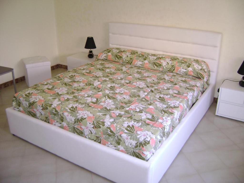 エーリチェにあるTorrebiancaのベッドルーム1室(花柄のベッドカバー付)
