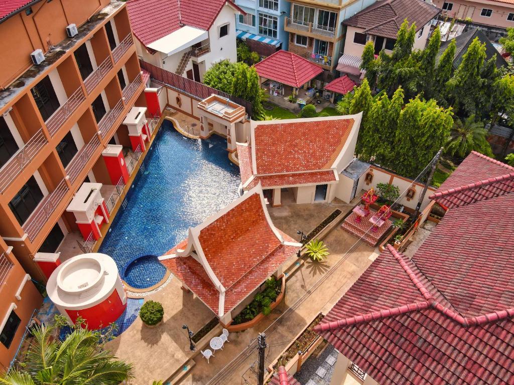 uma vista aérea de um edifício com piscina em My Friend's House Villa em Ka Rorn