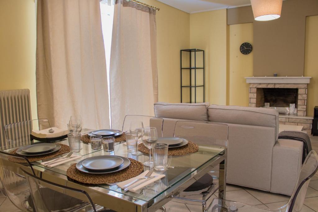een woonkamer met een tafel en een bank bij Gtrip Ellinikon Experience Apartment - 31506 in Athene