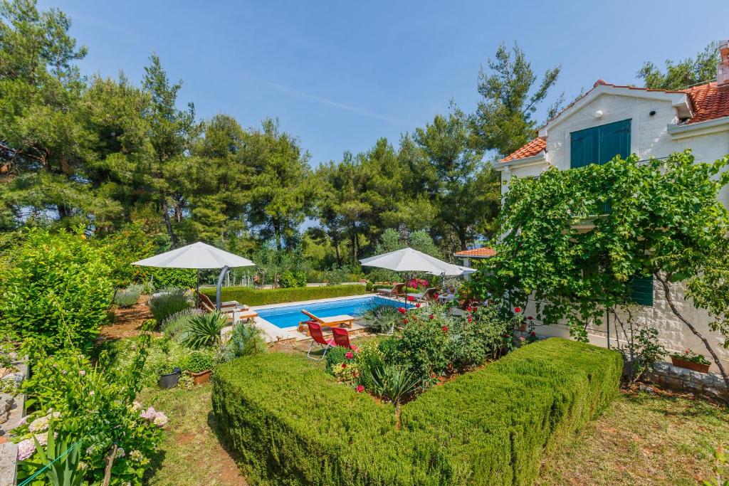 Vue sur la piscine de l'établissement Holiday Home Kamenica ou sur une piscine à proximité