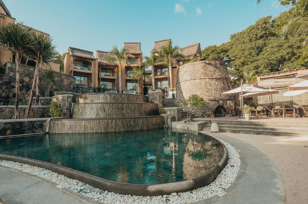 una piscina en medio de un complejo en Tamarina Golf & Spa Boutique Hotel, en Flic en Flac