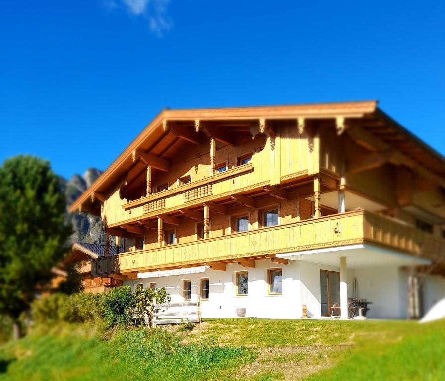 een groot gebouw met een balkon aan de zijkant bij Topp Rossmoos in Alpbach