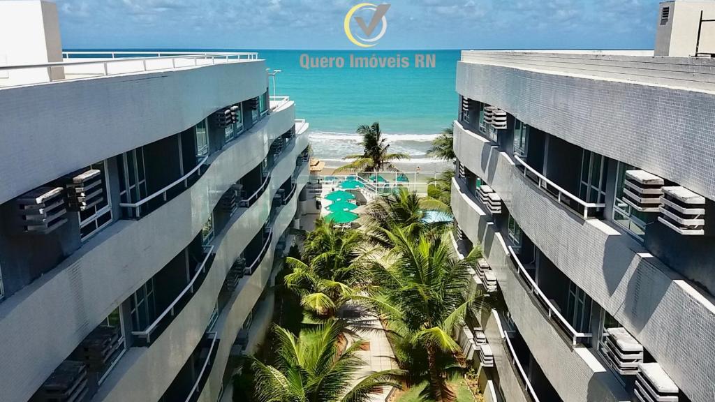 una vista aérea del océano entre dos edificios en Ponta Negra Beach à beira-mar, en Natal