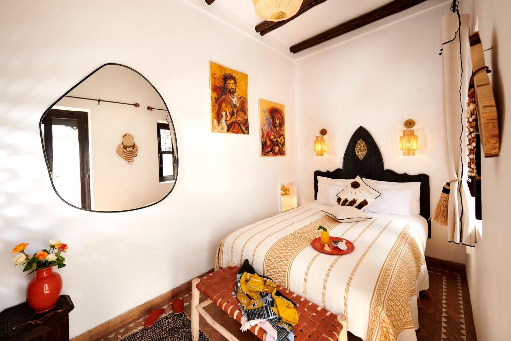 Postel nebo postele na pokoji v ubytování Riad Dar Amanza en exclusivité avec 4 chambres au coeur de la médina