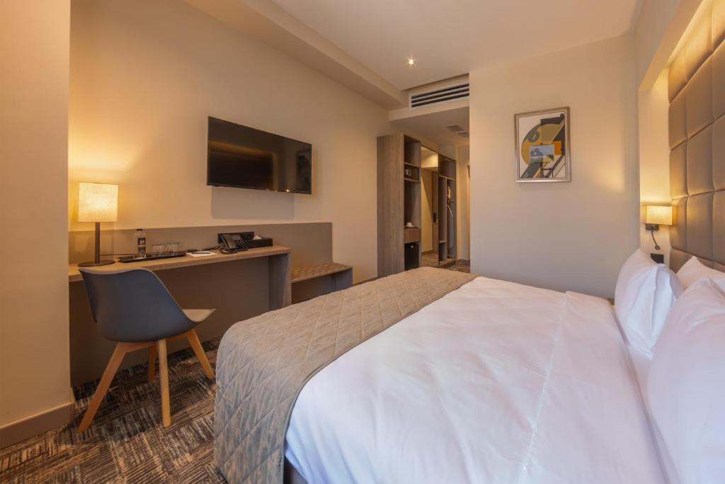 Postel nebo postele na pokoji v ubytování Hayasa Hotel Yerevan