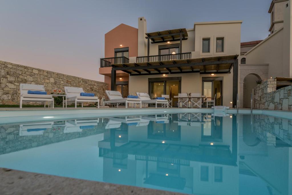 basen przed domem w obiekcie Lygaries Villas w mieście Panormos