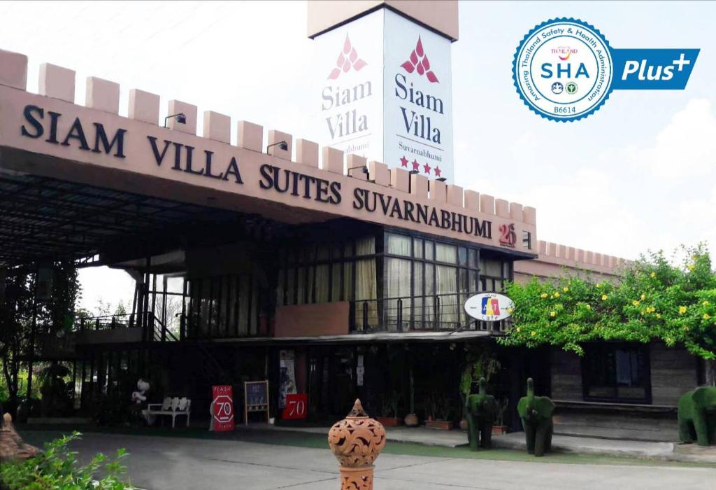 un edificio con un cartel que lee sam villa suites sinagoga en Siam Villa Suvarnabhumi en Ban Khlong Si