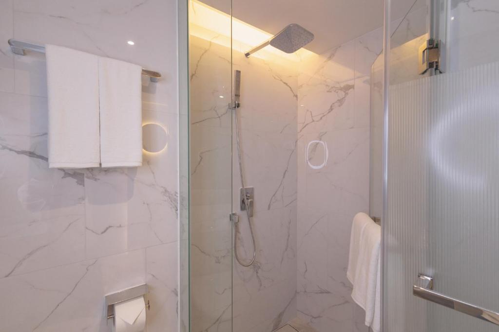 CORRIDOR 2407 - Resim 11