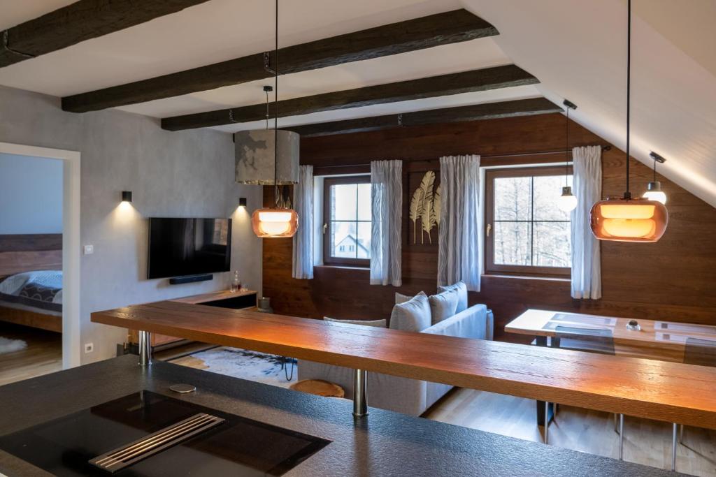 una sala de estar con una gran mesa de madera en una habitación en Apartmán Deštné, en Deštné v Orlických horách