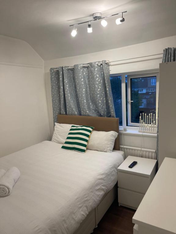 Habitación pequeña con cama y ventana en Spare room in a family house, en Bristol