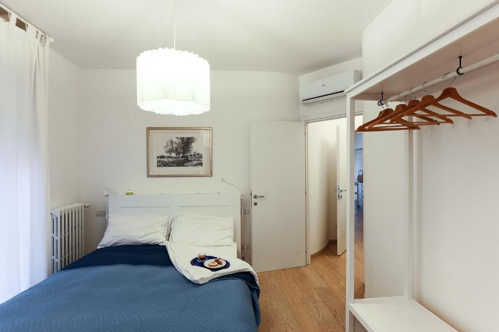 ein Schlafzimmer mit einem Bett mit einer blauen Decke in der Unterkunft I cedri in Bologna