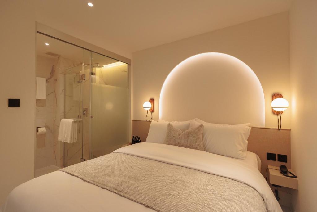 CORRIDOR 2407 - Resim 3