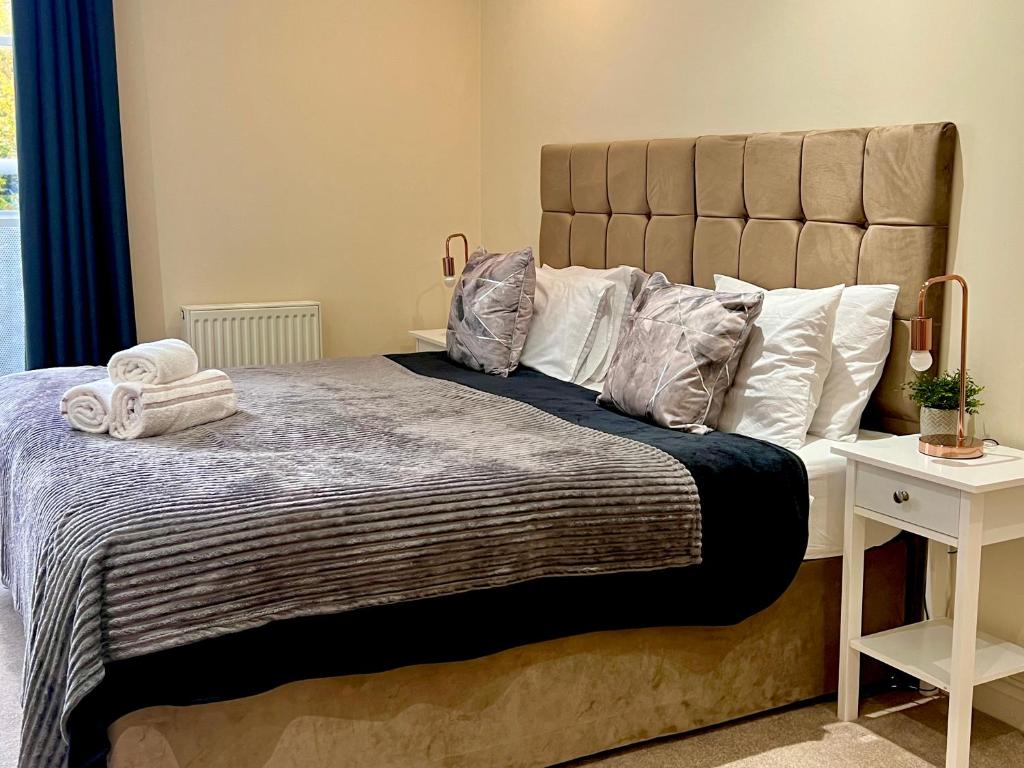 a bedroom with a large bed with pillows on it at Leicester Contractor Home - Syster Properties - Spacious Rooms in Leicester