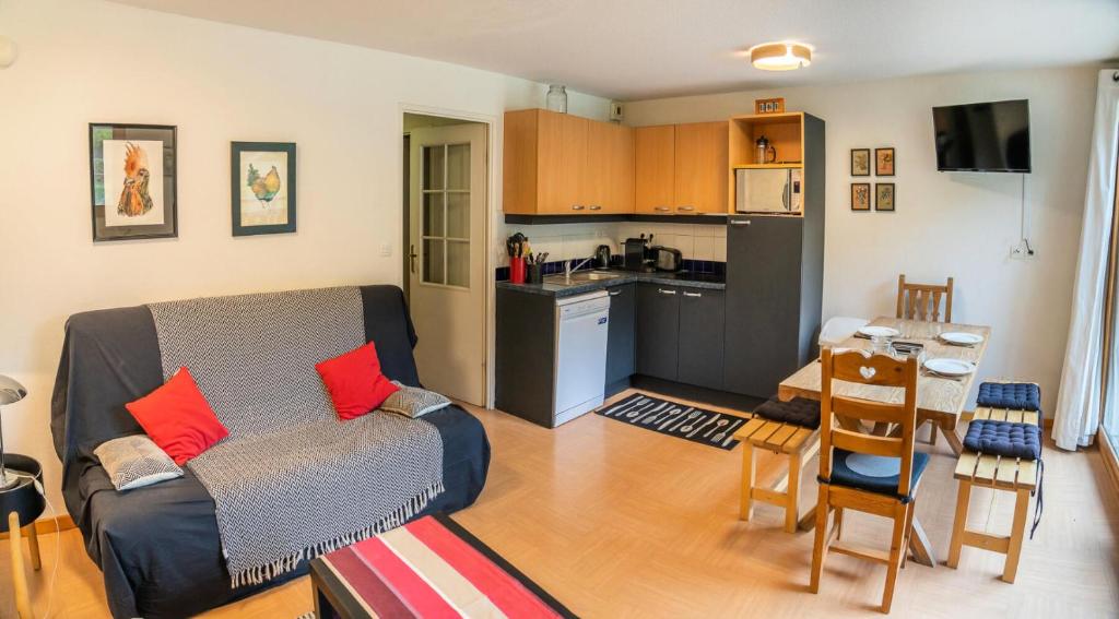 un salon avec un lit et une cuisine dans l'établissement Résidence Le Parc Des Airelles - Charmant duplex avec vue imprenable sur les pistes MAE-8284, aux Orres