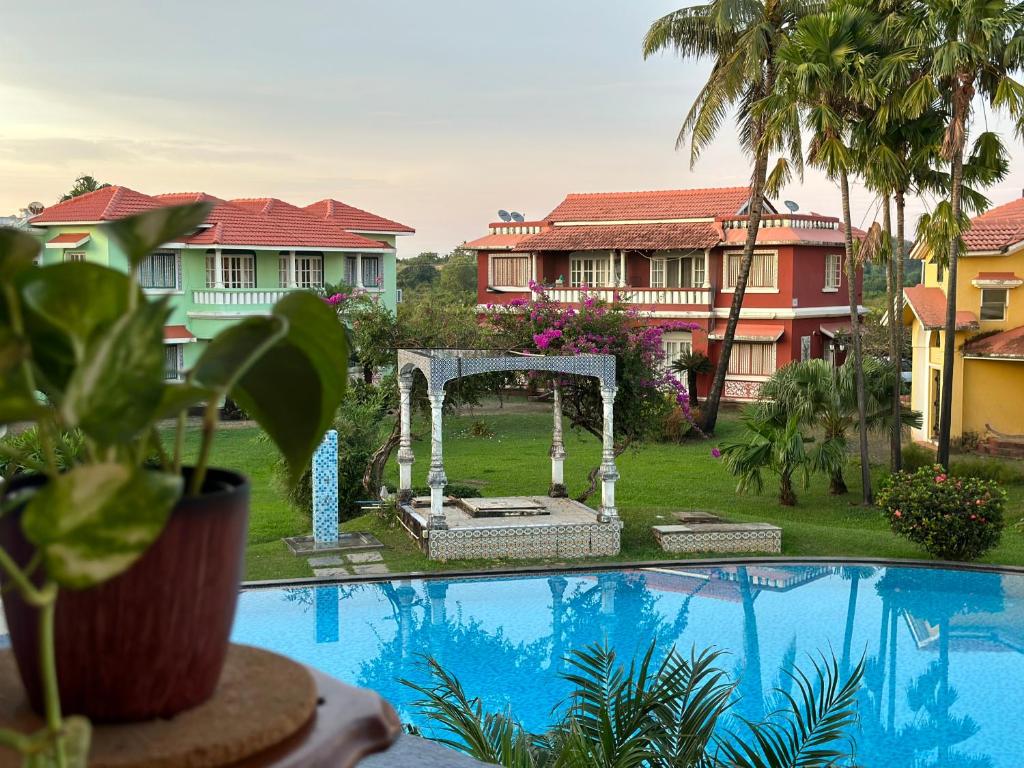 een uitzicht op een resort met een zwembad bij Rosewood By The Beach Goa in Benaulim
