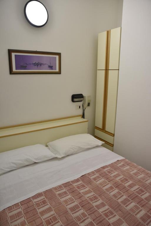 Postel nebo postele na pokoji v ubytování Hotel Vienna