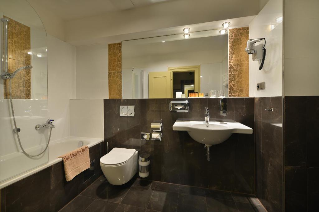 The Charles - Resim 45