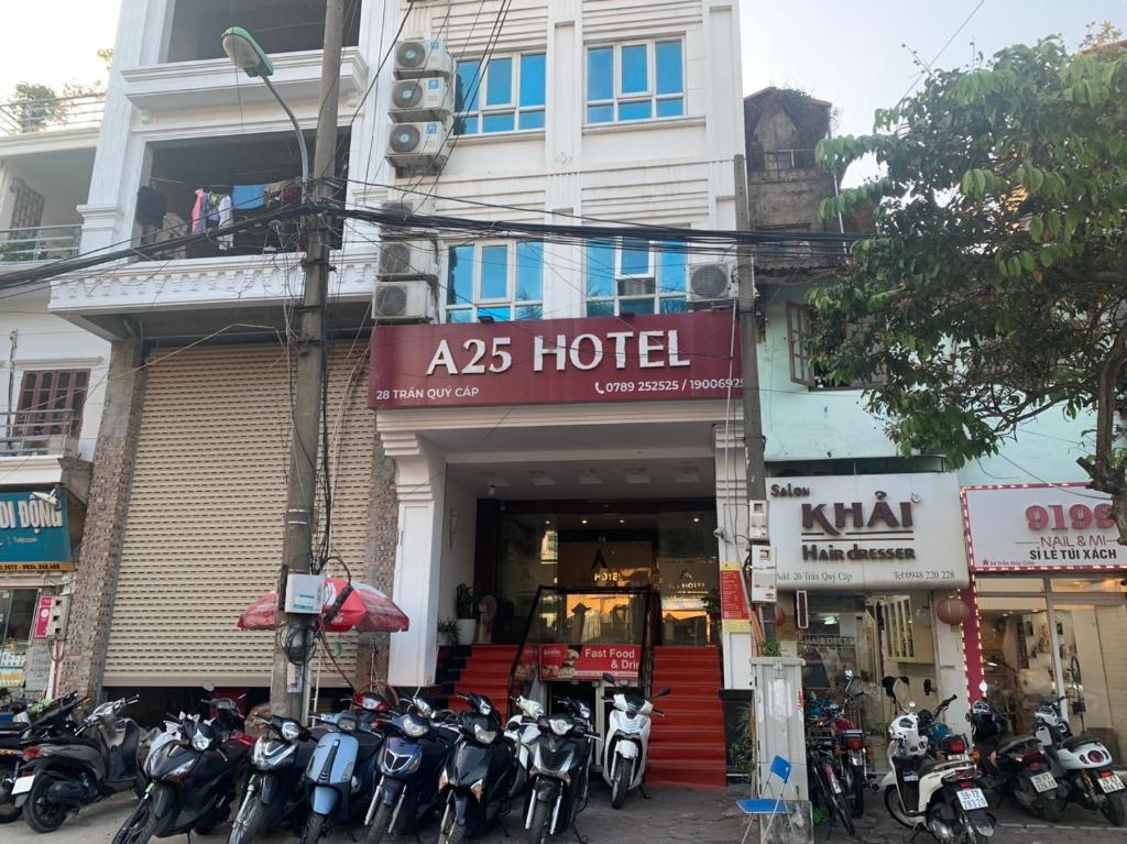 un groupe de motos garées devant un hôtel dans l'établissement A25 Hotel - 28 Trần Quý Cáp, à Hanoï