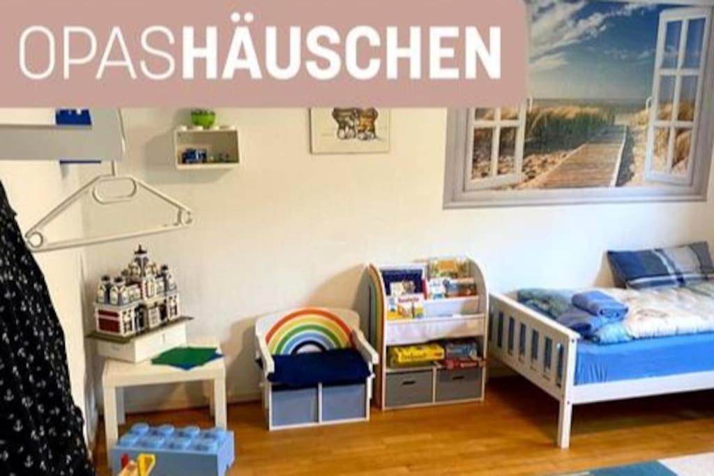 um quarto para crianças com uma cama e um berço em Opa´s Häuschen em Westerholz