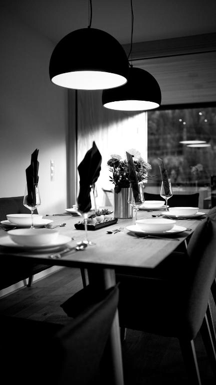 Restaurace v ubytování Ferienwohnung "Urlaub am Arlberg"
