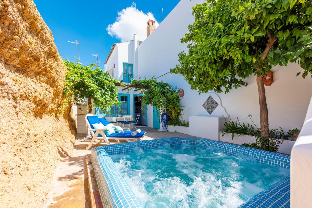 una piscina en el patio de una villa en Casa Spa La Agueda y Robledo, en Peñaflor