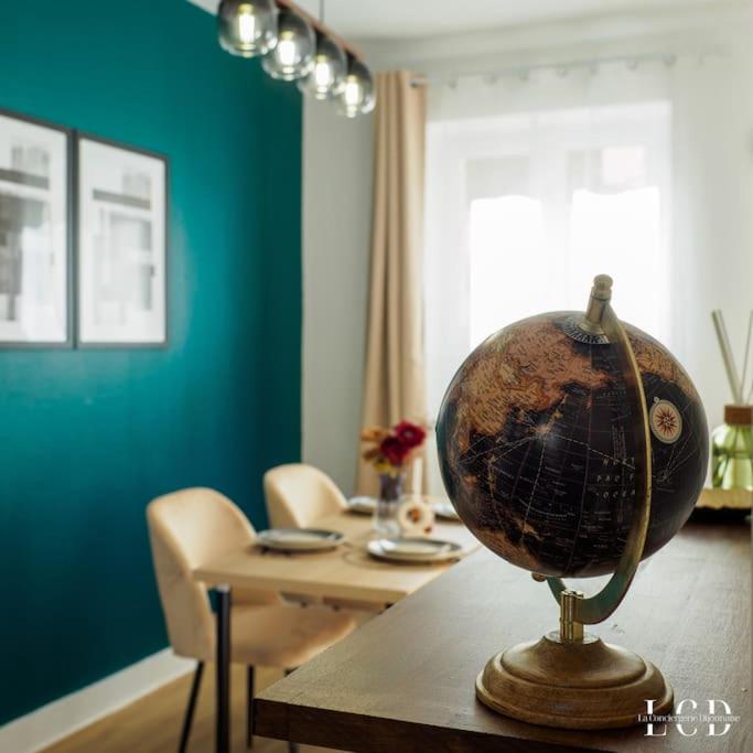 un globe assis au-dessus d'une table dans une pièce dans l'établissement Le Métropolitan, à Dijon
