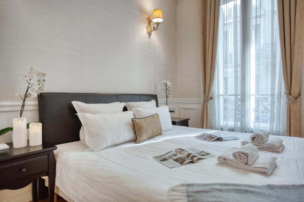 Łóżko lub łóżka w pokoju w obiekcie Luxueux 200m2 5CH Champs Elysées à 1min Perle Rare