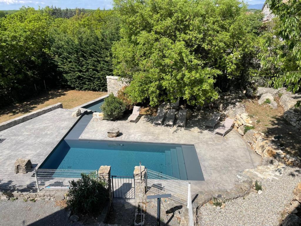 einen Blick über einen Pool im Hof in der Unterkunft Romanélou in Balazuc