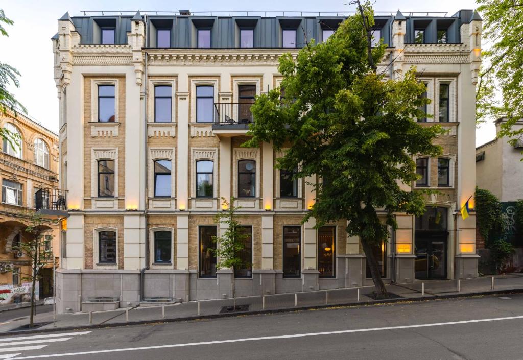 duży budynek po stronie ulicy w obiekcie Sophia Hotel Kyiv w Kijowie