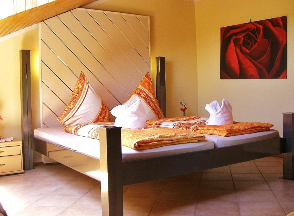 2 Betten mit Kissen auf einem Zimmer in der Unterkunft Rustikale Wohnung mit Garten in Allensbach