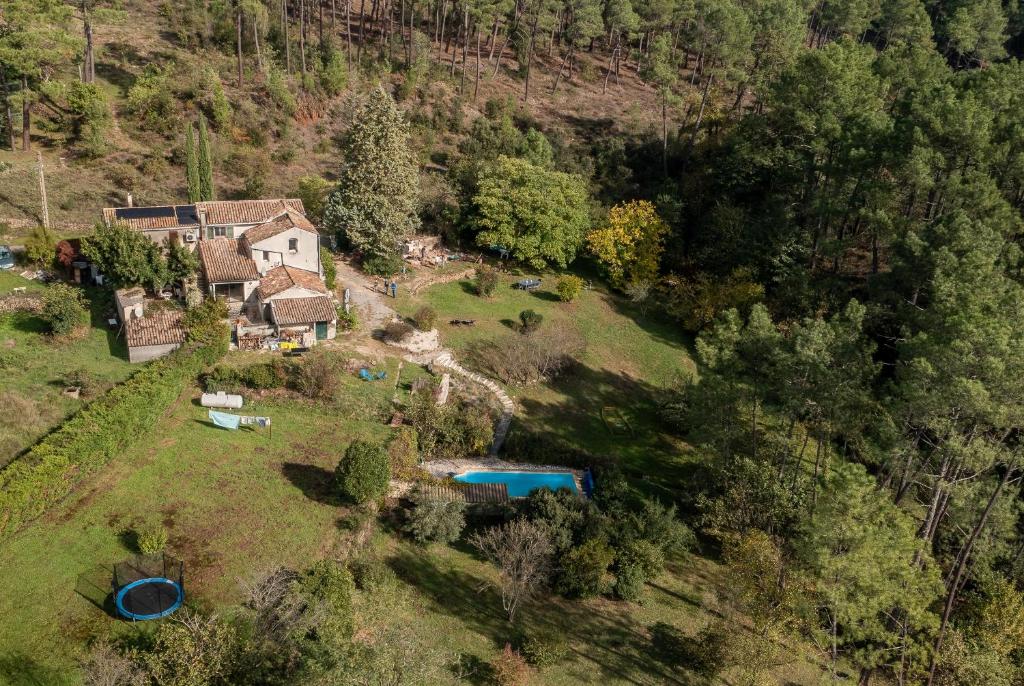 - une vue aérienne sur une maison sur une colline avec une piscine dans l'établissement Mas cévennol - Belle maison 3 chambres, à Saint-Florent-sur-Auzonnet