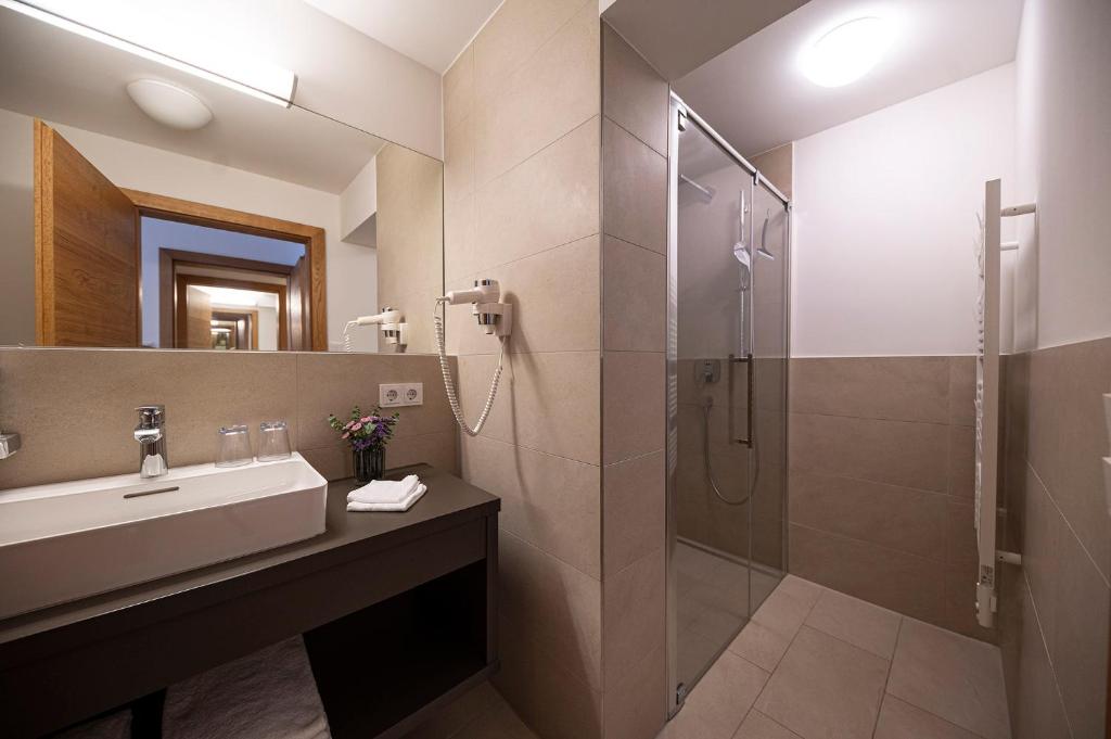 Lakeside Luxury Apartments - 5