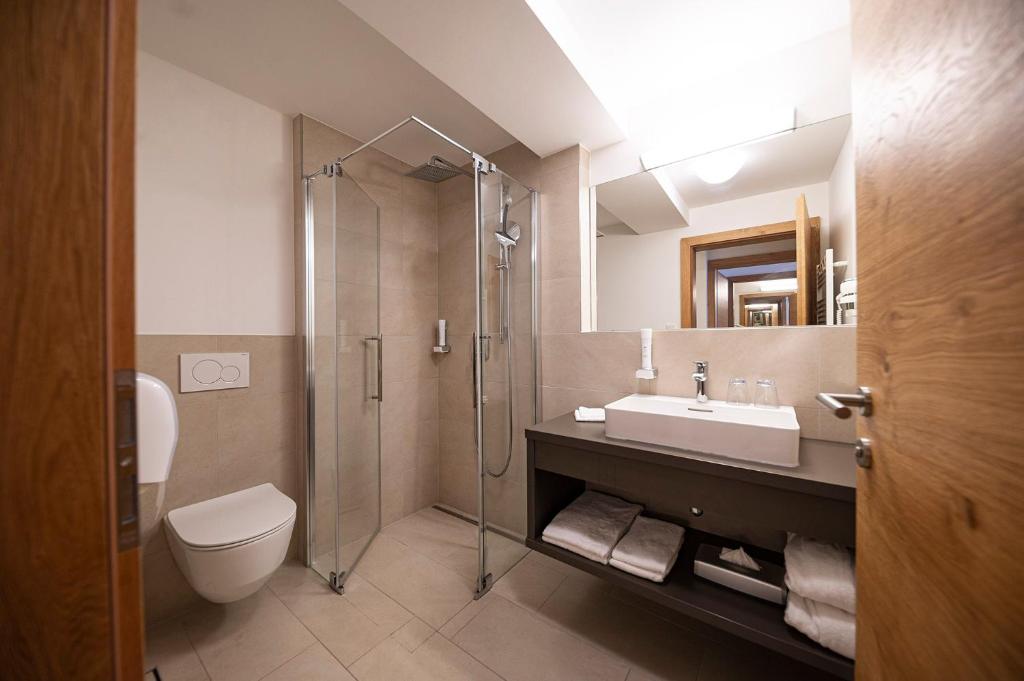 Lakeside Luxury Apartments - 6