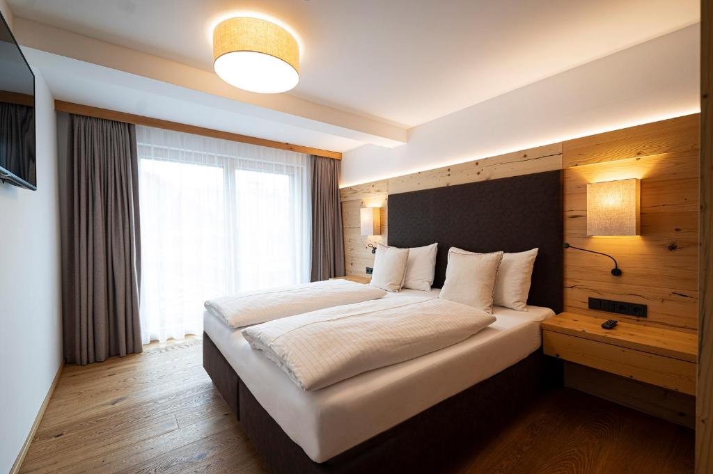 Lakeside Luxury Apartments - 4